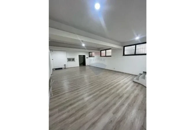 Tirane, jepet me qera dyqan Kati 0, 108 m² 700 € (Qendër)