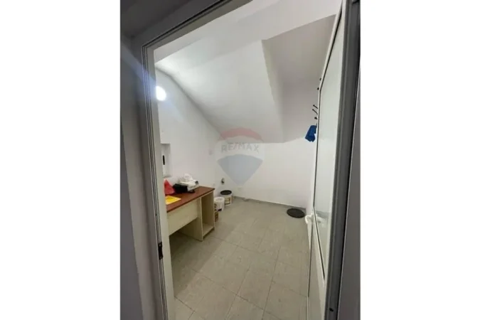 Tirane, jepet me qera dyqan Kati 0, 108 m² 700 € (Qendër)