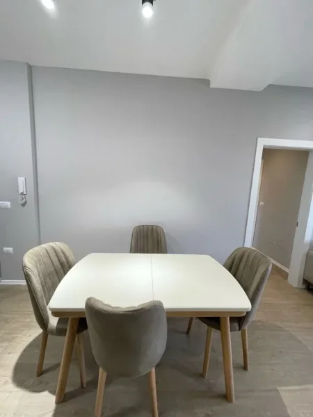 Tirane, jepet me qera apartament 2+1 , 111 m² 1.100 € (Rr Kavajes)