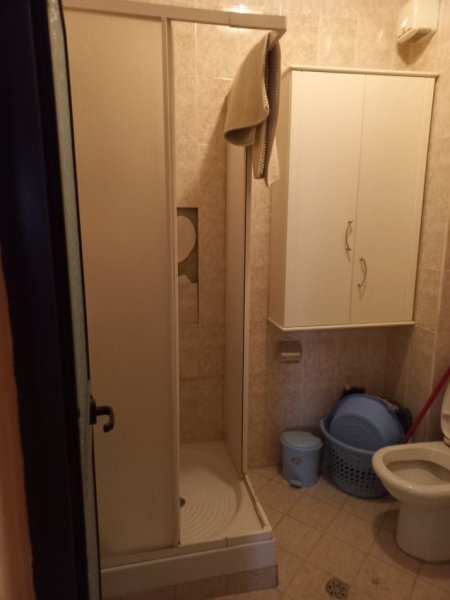 Tirane, Shitet Apartament tip 1+1 me dy veranda të mëdha, kat 11, pallat ri, me ashensor, sipërfaqe 65m², Cmimi 150'000 €, brenda Unazës, në blv. Zhan D’Ark, 20m nga Lana, zona Ministrisë së Jashtme-Brryli, 5-minuta këmbë nga qendra e Tiranës.