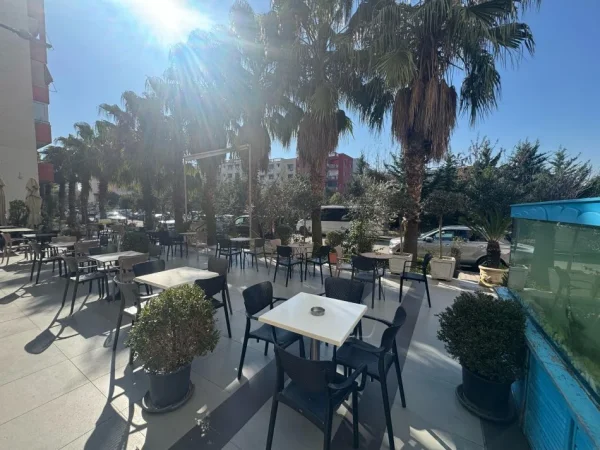 Tirane, jepet me qera bar-resorant , 313 m² 2.000 € (Casa Italia)