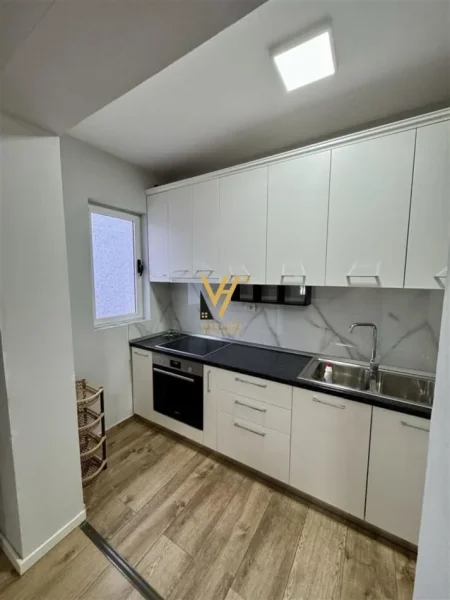 Tirane, jepet me qera apartament 1+1+Ballkon Kati 5, 65 m² 650 € (MYSLYM SHYRI)