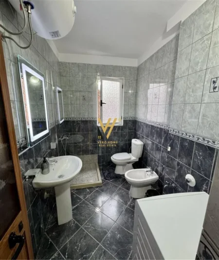 Tirane, jepet me qera apartament 1+1+Ballkon Kati 5, 65 m² 650 € (MYSLYM SHYRI)