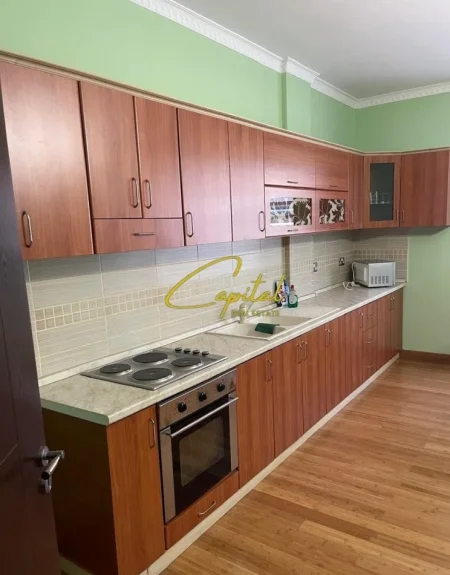 Tirane, jepet me qera apartament 2+1 Kati 1, 120 m² 500 € (ALI DEMI)
