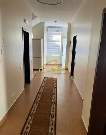 Tirane, jepet me qera apartament 2+1 Kati 1, 120 m² 500 € (ALI DEMI)