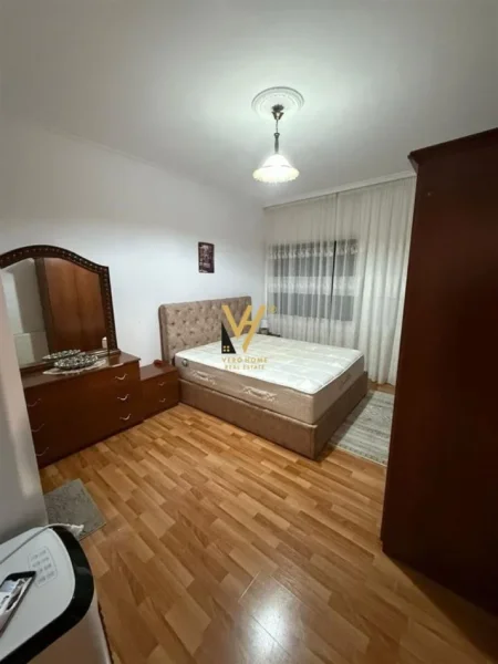 Tirane, jepet me qera apartament 2+1+Ballkon Kati 10, 100 m² 650 € (GALERIA)