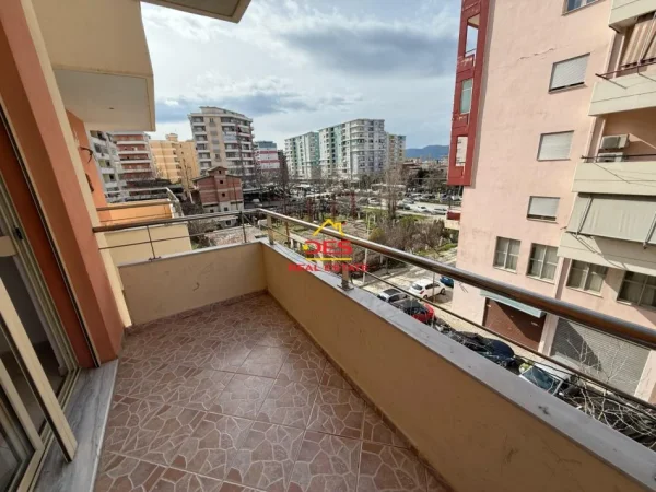 Vlore, shitet apartament 1+1+Ballkon Kati 4, 78 m² (Rruga Dhimitër Konomi)
