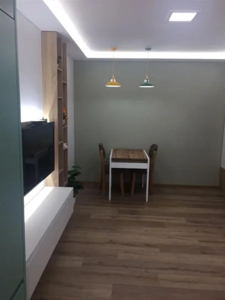 Tirane, jepet me qera apartament 1+1+Ballkon Kati 3, 60 m² 600 € (Komuna e Parisit, prane Kristal Center)