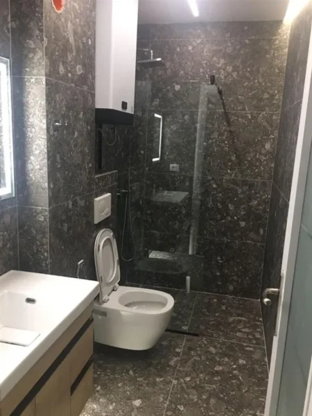 Tirane, jepet me qera apartament 1+1+Ballkon Kati 3, 60 m² 600 € (Komuna e Parisit, prane Kristal Center)