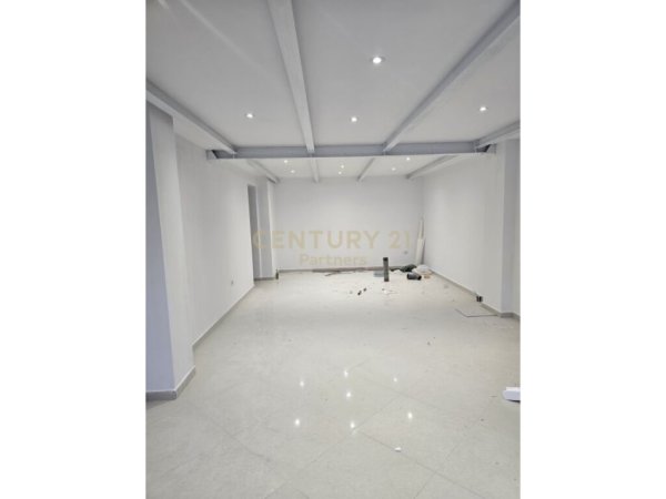 Tirane, jepet me qera ambjent biznesi Kati 0, 350 m² 3.500 € (Gener 2, JORDAN MISJA)