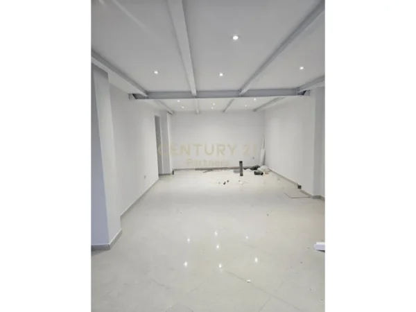 Tirane, jepet me qera ambjent biznesi Kati 0, 350 m² 3.500 € (Gener 2, JORDAN MISJA)