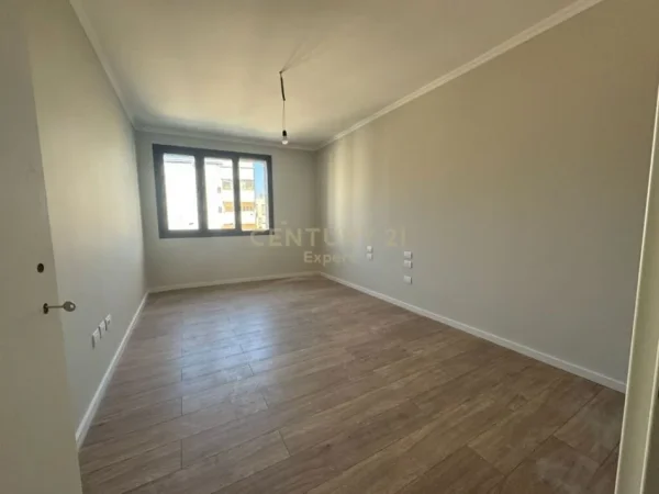 Tirane, jepet me qera zyre Kati 2, 112 m² 1.500 € (BULEVARDI ZOGU 1)