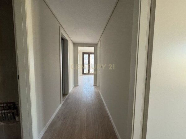 Tirane, jepet me qera zyre Kati 2, 112 m² 1.500 € (BULEVARDI ZOGU 1)