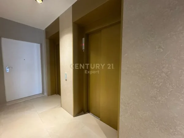 Tirane, jepet me qera zyre Kati 2, 112 m² 1.500 € (BULEVARDI ZOGU 1)