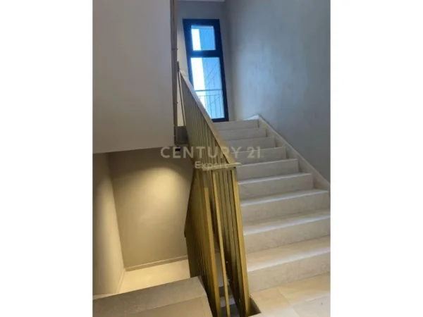 Tirane, jepet me qera zyre Kati 2, 112 m² 1.500 € (BULEVARDI ZOGU 1)