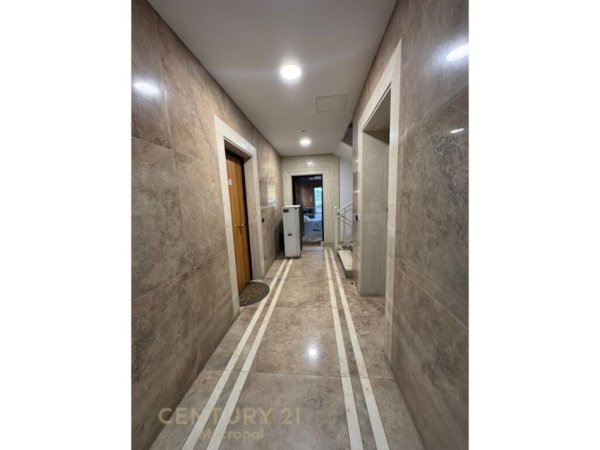Tirane, jap me qera apartament 2+1+Aneks+Ballkon Kati 7, 125 m² 1.000 € (Bulevardi Dëshmorët e Kombit)