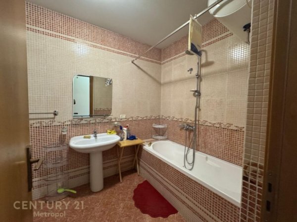 Tirane, jap me qera apartament 2+1+Aneks+Ballkon Kati 7, 125 m² 1.000 € (Bulevardi Dëshmorët e Kombit)