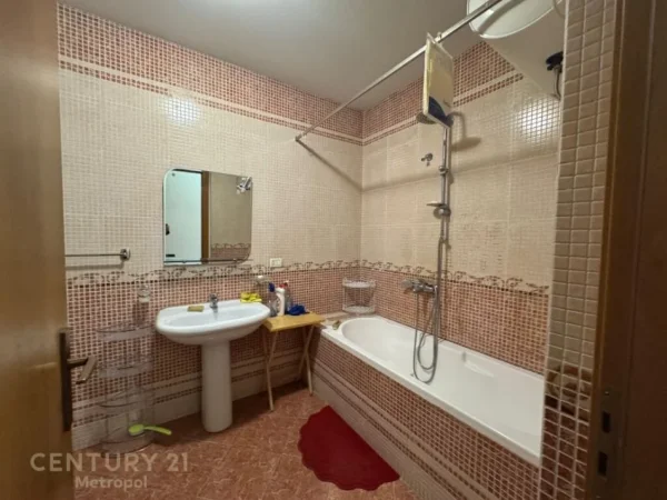 Tirane, jap me qera apartament 2+1+Aneks+Ballkon Kati 7, 125 m² 1.000 € (Bulevardi Dëshmorët e Kombit)