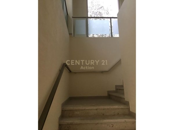 Tirane, jepet me qera ambjent biznesi Kati 2, 1.200 m² 7.200 € (Jordan Misja)