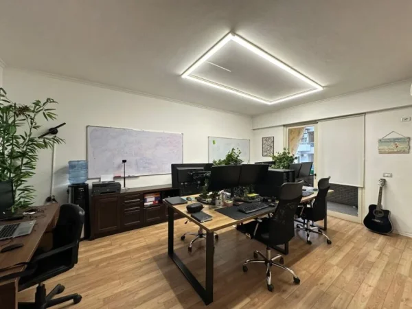 Tirane, jepet me qera zyre Kati 7, 64 m² 1.000 € (Drejtoria e Policise)