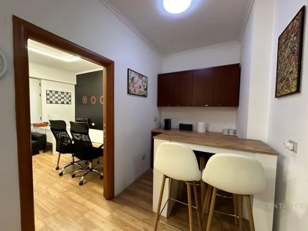 Tirane, jepet me qera zyre Kati 7, 64 m² 1.000 € (Drejtoria e Policise)