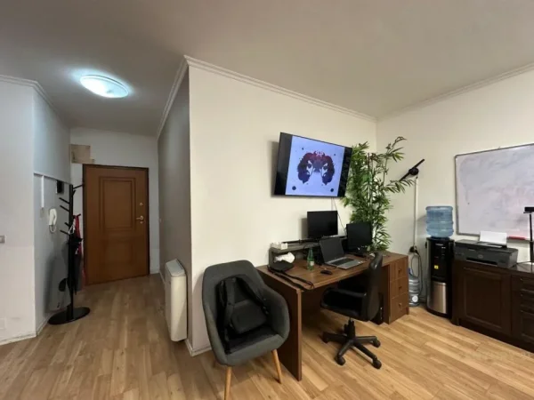 Tirane, jepet me qera zyre Kati 7, 64 m² 1.000 € (Drejtoria e Policise)