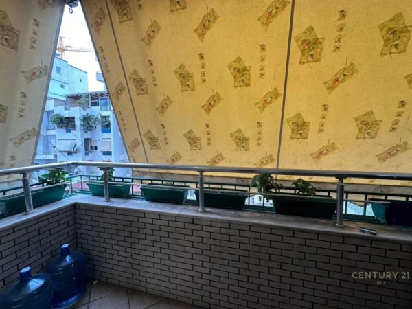 Tirane, jepet me qera zyre Kati 7, 64 m² 1.000 € (Drejtoria e Policise)