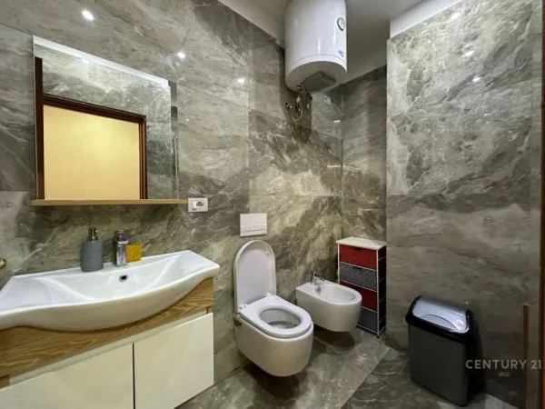 Tirane, jepet me qera zyre Kati 7, 64 m² 1.000 € (Drejtoria e Policise)