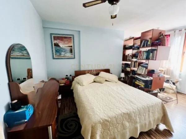 Tirane, jepet me qera apartament 2+1+Aneks+Ballkon Kati 5, 143 m² 650 € (Qsut)