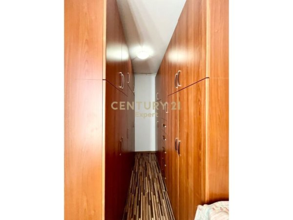 Tirane, jepet me qera apartament 2+1+Aneks+Ballkon Kati 5, 143 m² 650 € (Qsut)