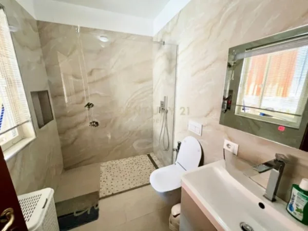 Tirane, jepet me qera apartament 2+1+Aneks+Ballkon Kati 5, 143 m² 650 € (Qsut)