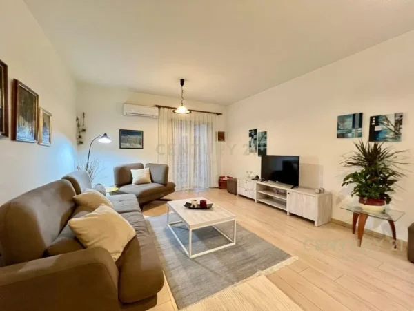 Tirane, jepet me qera apartament 2+1+Aneks+Ballkon Kati 4, 120 m² 880 € (Komuna e Parisit)