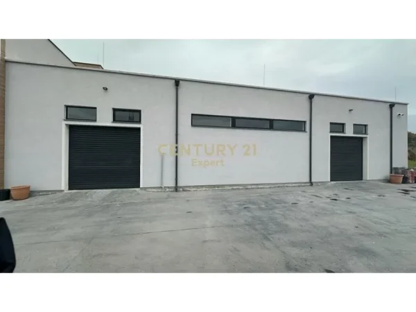 Tirane, jepet me qera magazine Kati 0, 200 m² 1.050 € (Prush)