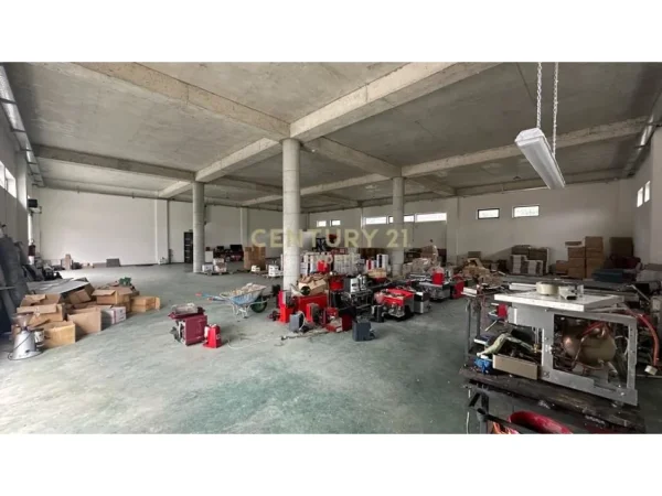 Tirane, jepet me qera magazine Kati 0, 200 m² 1.050 € (Prush)