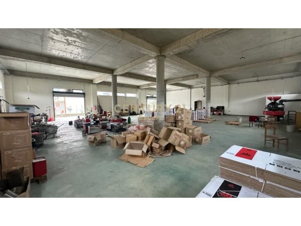 Tirane, jepet me qera magazine Kati 0, 200 m² 1.050 € (Prush)