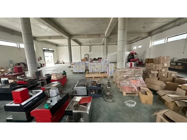 Tirane, jepet me qera magazine Kati 0, 200 m² 1.050 € (Prush)