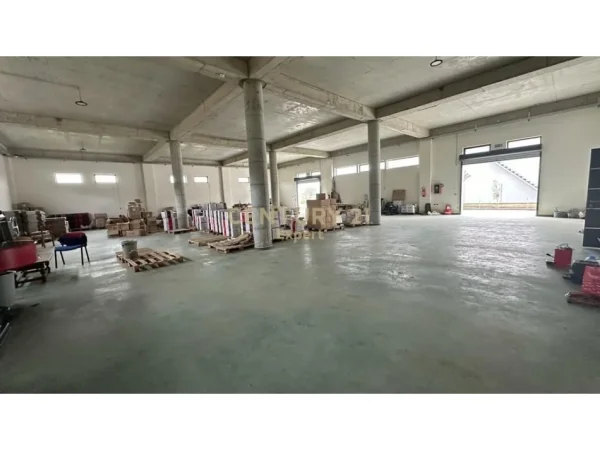 Tirane, jepet me qera magazine Kati 0, 200 m² 1.050 € (Prush)