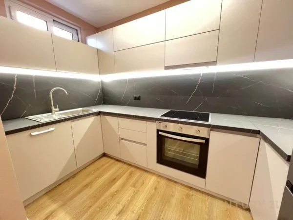 Tirane, jepet me qera apartament 2+1+Aneks+Ballkon Kati 4, 63 m² 850 € (Stadiumi Dinamo)