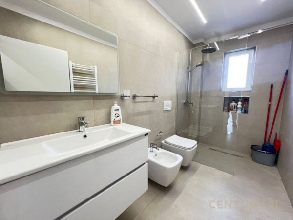 Tirane, jepet me qera apartament 2+1+Aneks+Ballkon Kati 4, 63 m² 850 € (Stadiumi Dinamo)