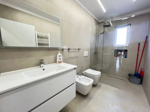 Tirane, jepet me qera apartament 2+1+Aneks+Ballkon Kati 4, 63 m² 850 € (Stadiumi Dinamo)