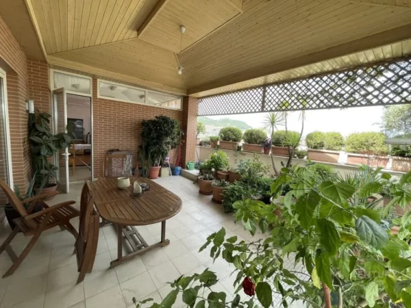 Tirane, jepet me qera apartament+verande | Penthouse 3+1+Aneks+Ballkon Kati 9, 565 m² 2.500 € (Mbikalimi i Komunes se Parisit)