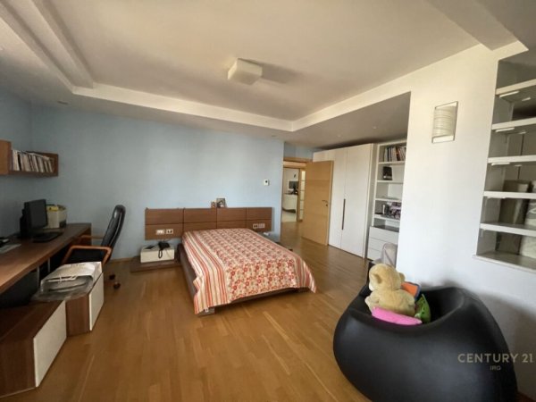 Tirane, jepet me qera apartament+verande | Penthouse 3+1+Aneks+Ballkon Kati 9, 565 m² 2.500 € (Mbikalimi i Komunes se Parisit)