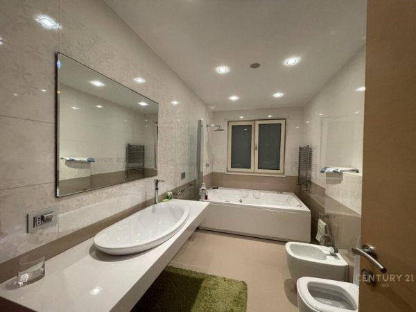 Tirane, jepet me qera apartament+verande | Penthouse 3+1+Aneks+Ballkon Kati 9, 565 m² 2.500 € (Mbikalimi i Komunes se Parisit)