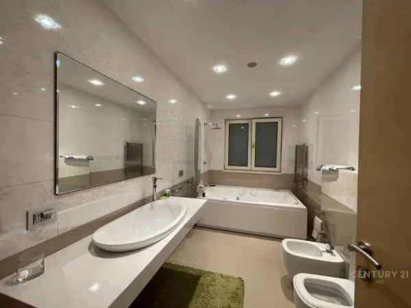 Tirane, jepet me qera apartament+verande | Penthouse 3+1+Aneks+Ballkon Kati 9, 565 m² 2.500 € (Mbikalimi i Komunes se Parisit)