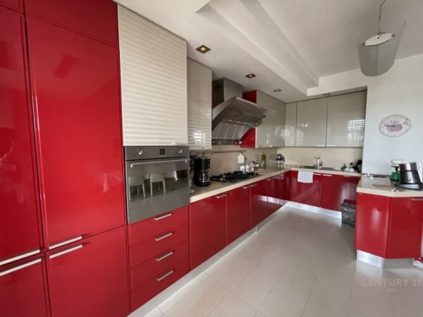 Tirane, jepet me qera apartament+verande | Penthouse 3+1+Aneks+Ballkon Kati 9, 565 m² 2.500 € (Mbikalimi i Komunes se Parisit)