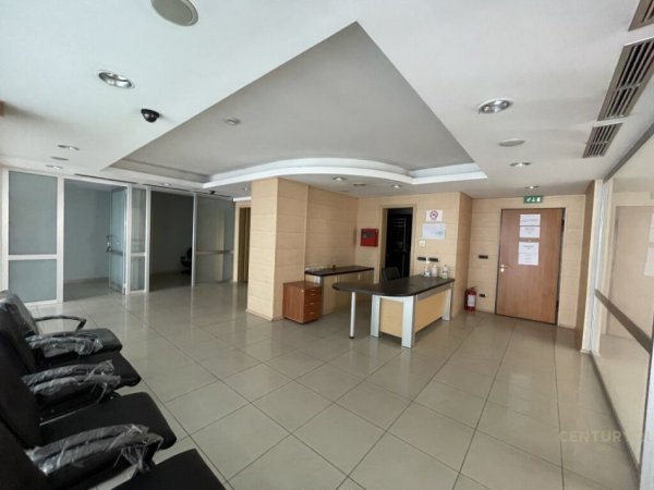 Tirane, jepet me qera ambjent biznesi Kati 3, 300 m² 4.000 € (Mbikalimi i Komunes se Parisit)