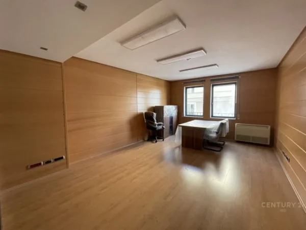 Tirane, jepet me qera ambjent biznesi Kati 3, 300 m² 4.000 € (Mbikalimi i Komunes se Parisit)