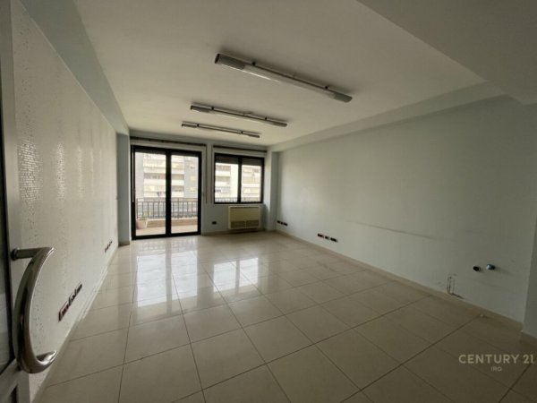 Tirane, jepet me qera ambjent biznesi Kati 3, 300 m² 4.000 € (Mbikalimi i Komunes se Parisit)