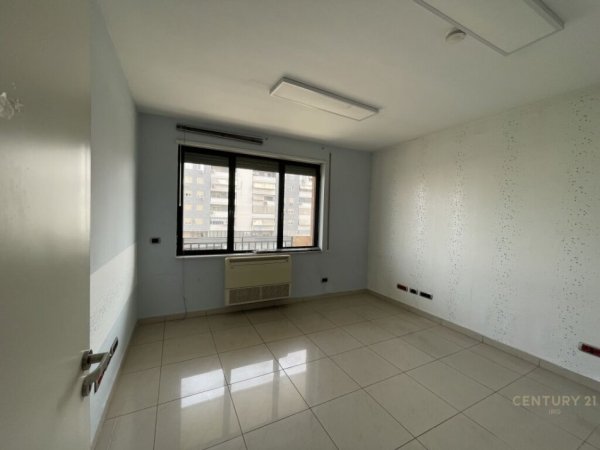 Tirane, jepet me qera ambjent biznesi Kati 3, 300 m² 4.000 € (Mbikalimi i Komunes se Parisit)