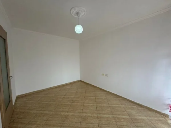 Tirane, shes apartament 1+1+Ballkon Kati 2, 79 m² (fresku)